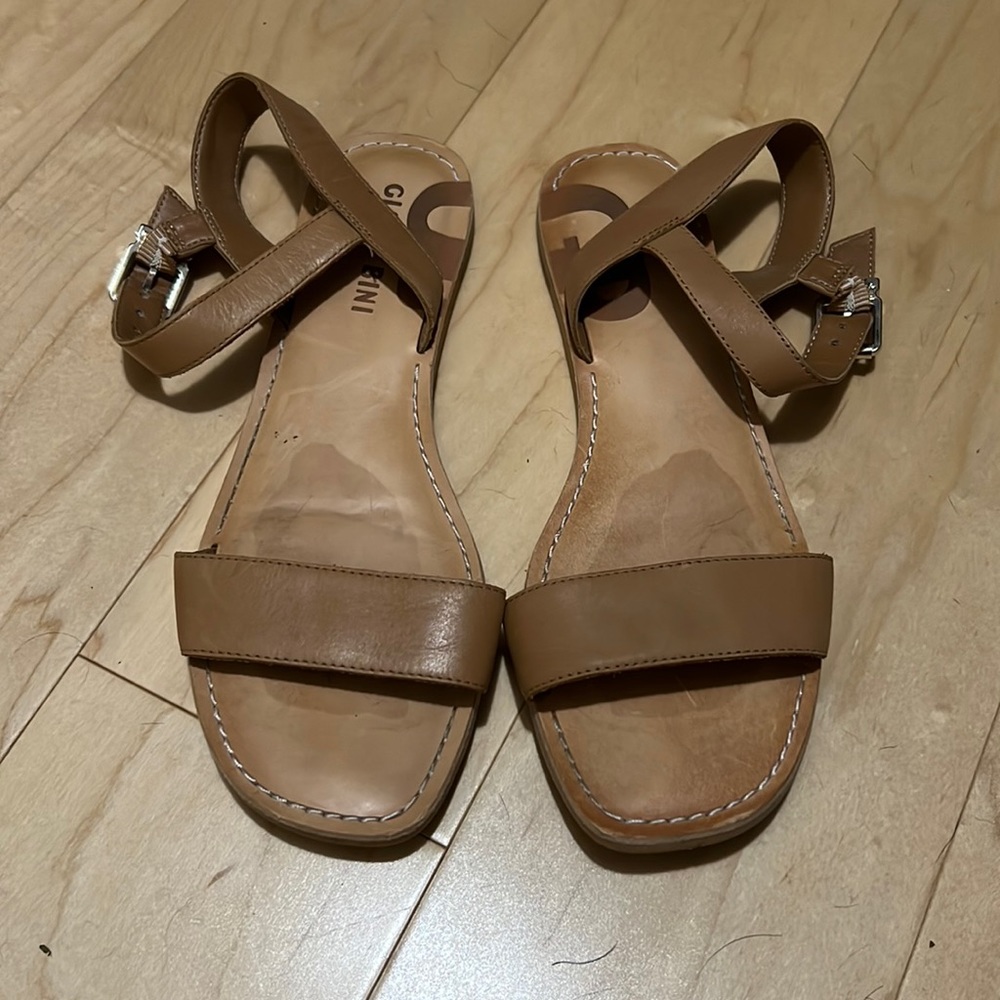 Gianni Bini Flat leather tan sandals. Size 8.